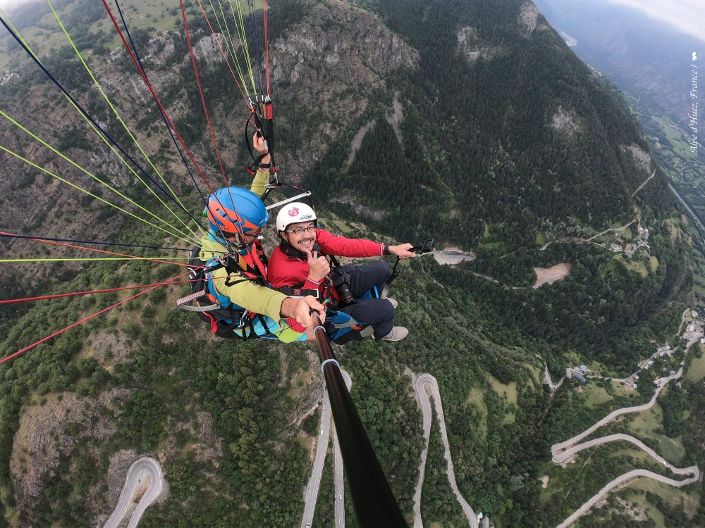 玩飛行傘  夏遊法國阿爾卑斯山