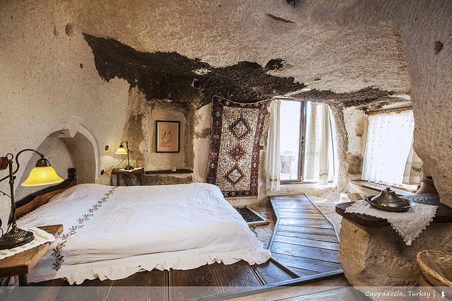 到土耳其當山頂洞人，入住超酷的石灰岩洞旅館：Kelebek Hotel