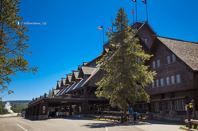 老忠實噴泉旁的世界最大原木旅館，住 Old Faithful Inn 穿越百年時空
