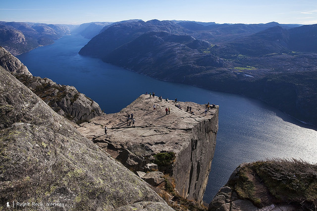 挪威超級地景，坐在比台北101還高的聖壇岩看峽灣