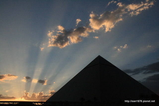[2010 大美旅] 到賭城搭39度斜電梯住金字塔：The Luxor Hotel @內華達州