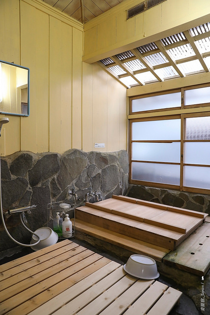 2F4A4989-浴室，木蓋掀開就是盛滿熱水的檜木浴池